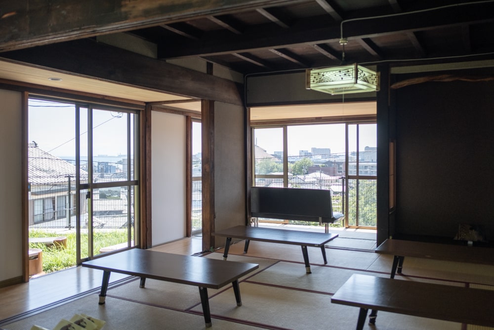 日本家屋の開放的な室内